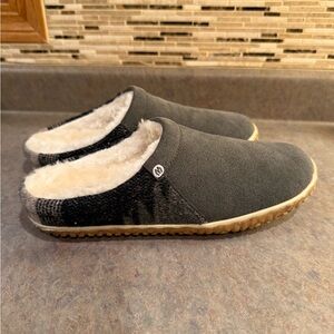 Minnetonka Tahoe Slipper Clogs (size 8) like new!